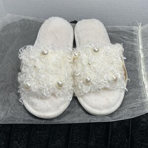 Pearl White Slippers Women’s 8-9 Medium Faux Fur Bouclé Slides NWT